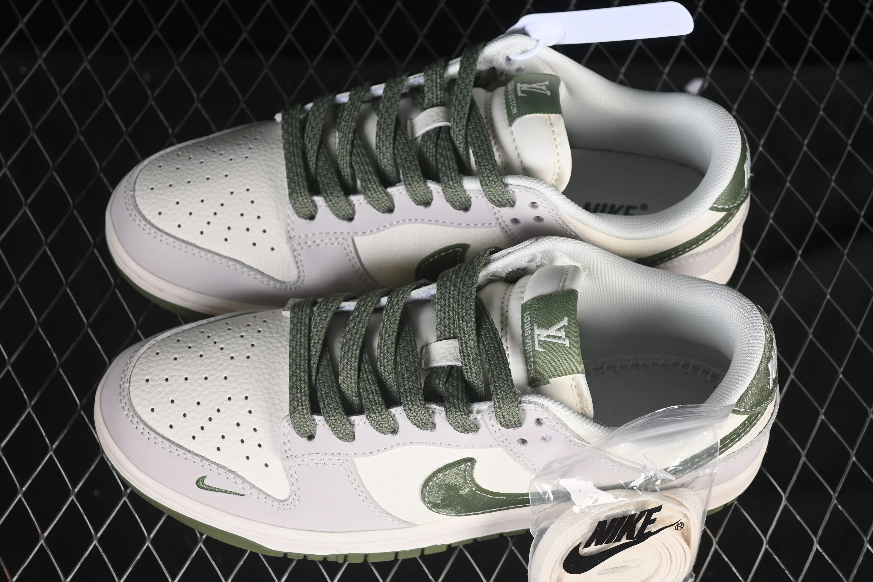 All categories Nk SB Dunk Series Nk SB Dunk Low High-end customized low-top sneakers Nike SB Dunk Low LV joint beige gray military green stitching Anniversary high-end customized low-top casual sneakers JP1628-031